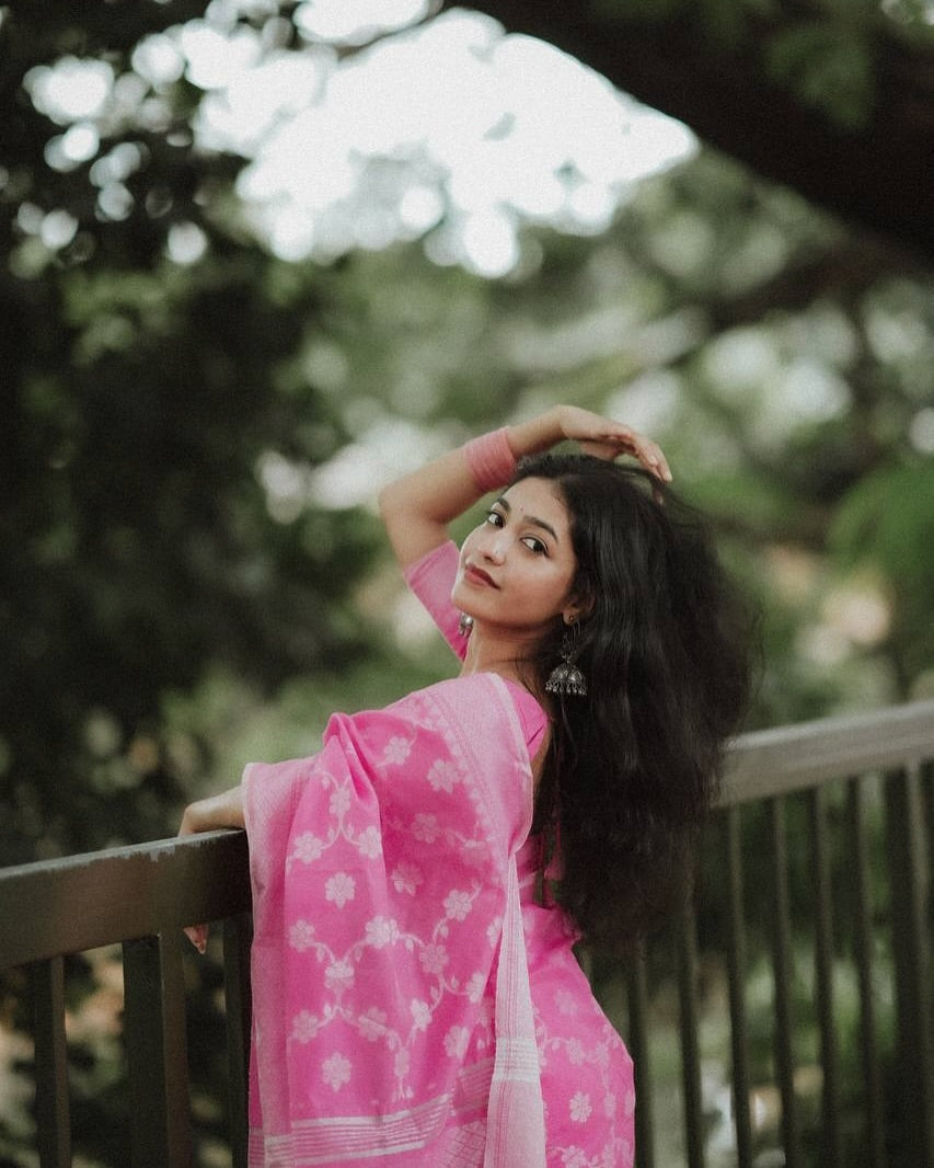 THE BANARASI SOFT SILK SAREE  MADE UP OF SILK THREADS WOVEN USING