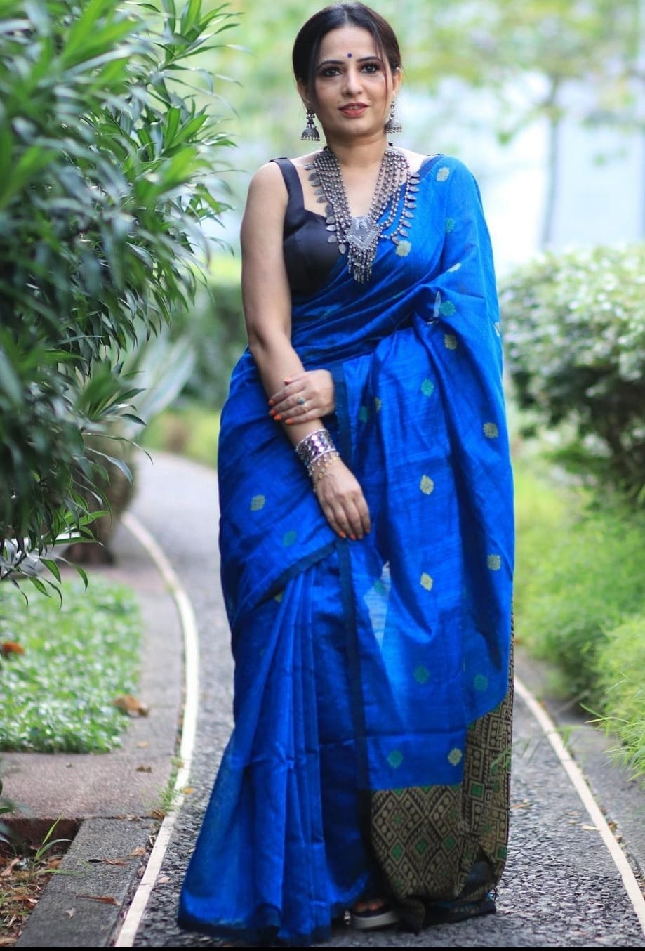 Elegant Banarasi Silk Saree with Floral Weaving