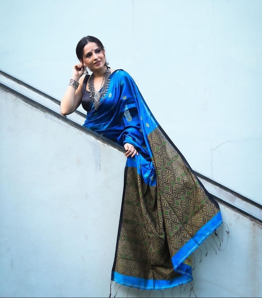 Elegant Banarasi Silk Saree with Floral Weaving