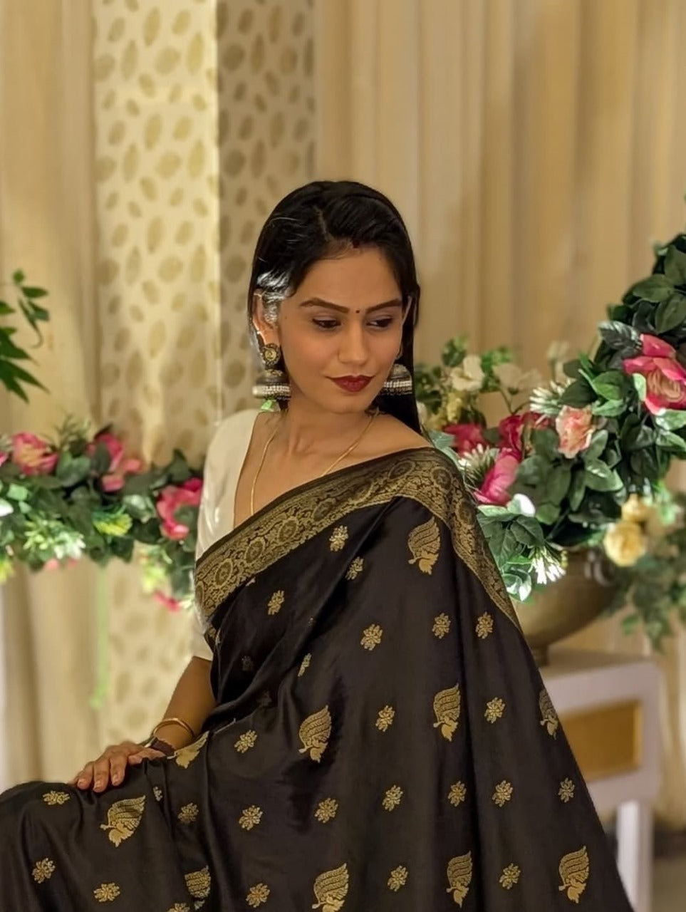 THE BANARASI SOFT SILK SAREE  MADE UP OF SILK THREADS WOVEN USING