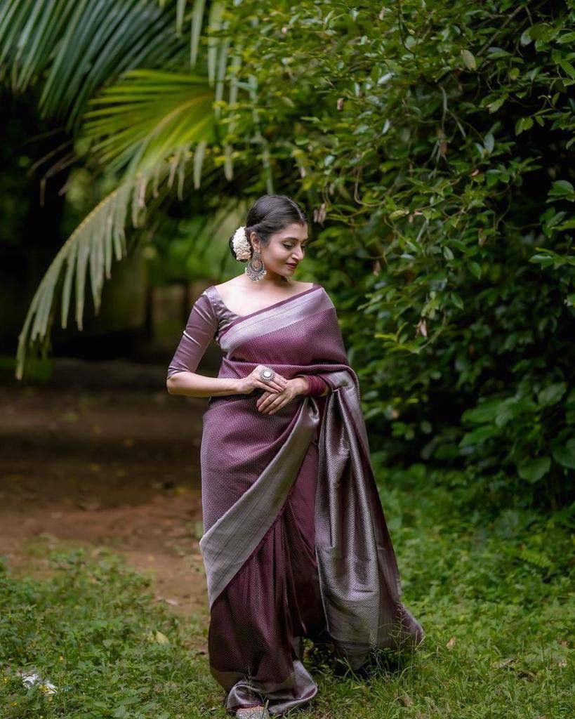 Banarasi Silk Saree – Elegant Silver Zari Work & Rich Weave