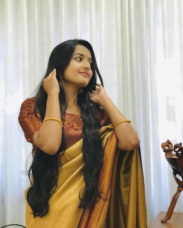 Elegance Meets Simplicity – A Must-Have Banarasi Soft Silk Saree!