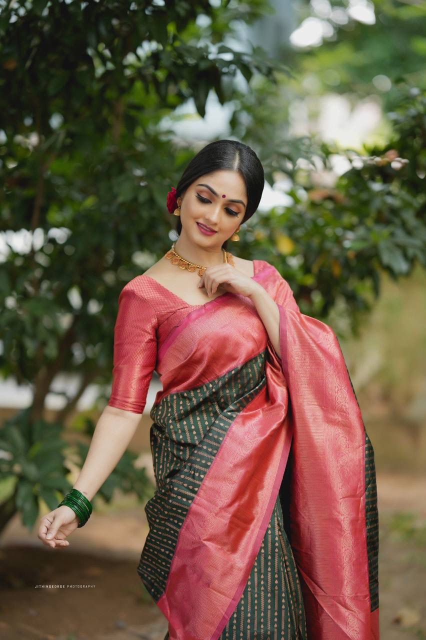 A Saree That Embodies Elegance & Heritage! 🌸