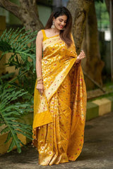 A Saree That Speaks Elegance & Grandeur!