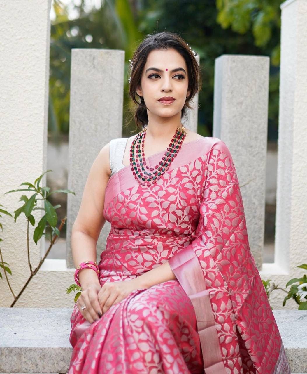 Banarasi Silk Saree – Exquisite Zari Work & Jacquard Weave