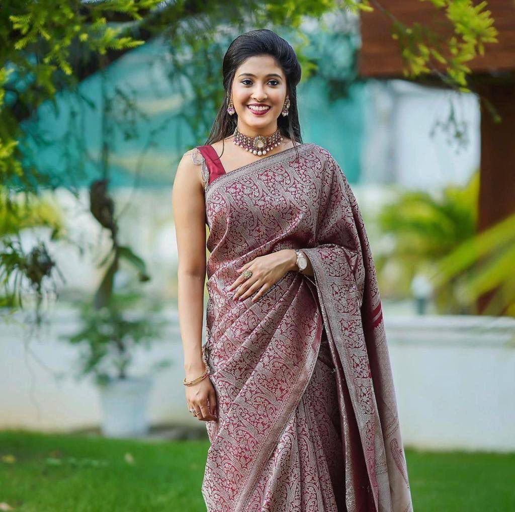 Banarasi Silk Saree – Exquisite Zari Work & Jacquard Weave