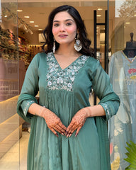 GREEN COLOURED  WOMEN'S VISCOSE CHINNON   KURTA  WITH PANT DUPATTA  SET