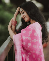 THE BANARASI SOFT SILK SAREE  MADE UP OF SILK THREADS WOVEN USING
