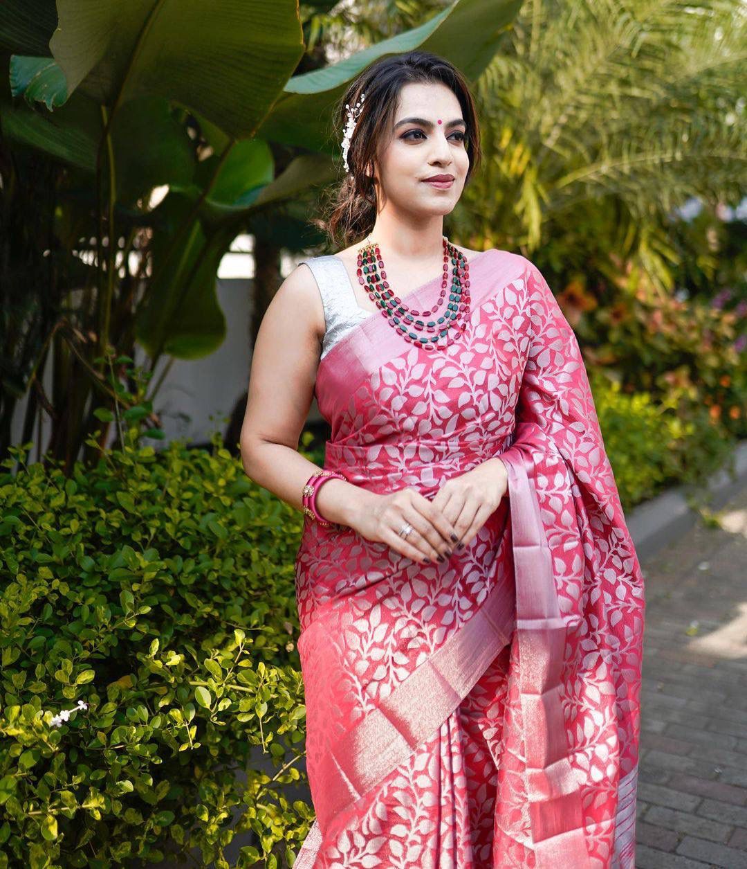 Banarasi Silk Saree – Exquisite Zari Work & Jacquard Weave