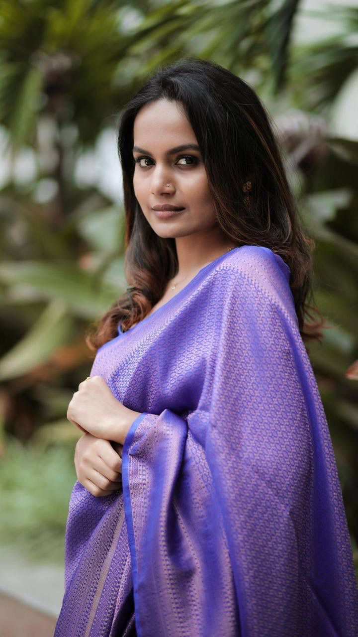 Banarasi Silk Saree – Elegant Silver Zari Work & Rich Weave