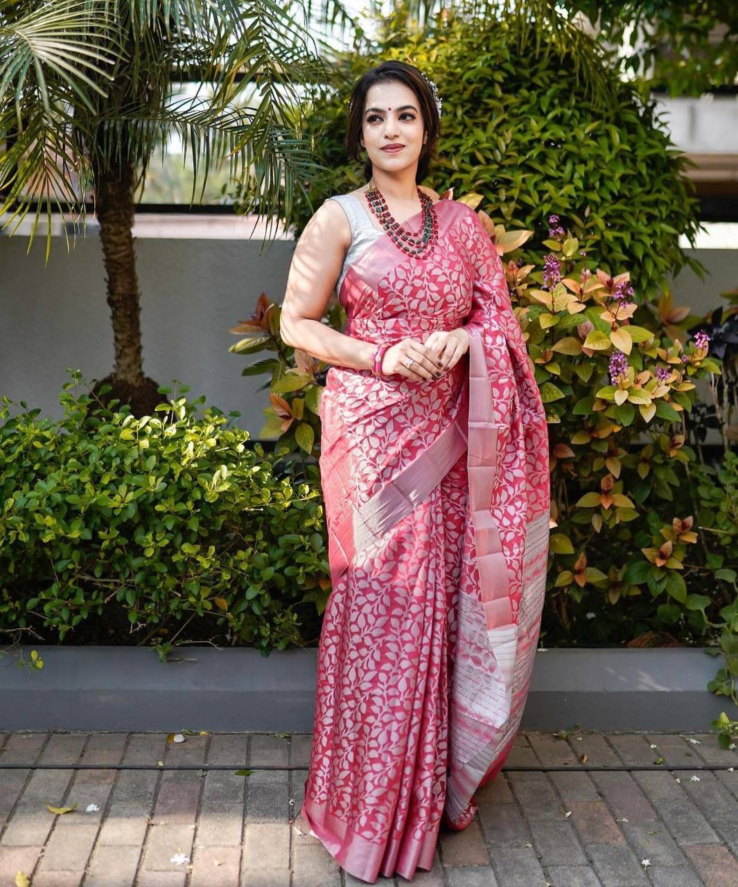 Banarasi Silk Saree – Exquisite Zari Work & Jacquard Weave