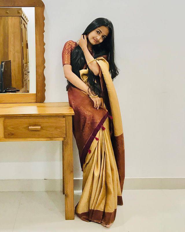 Elegance Meets Simplicity – A Must-Have Banarasi Soft Silk Saree!
