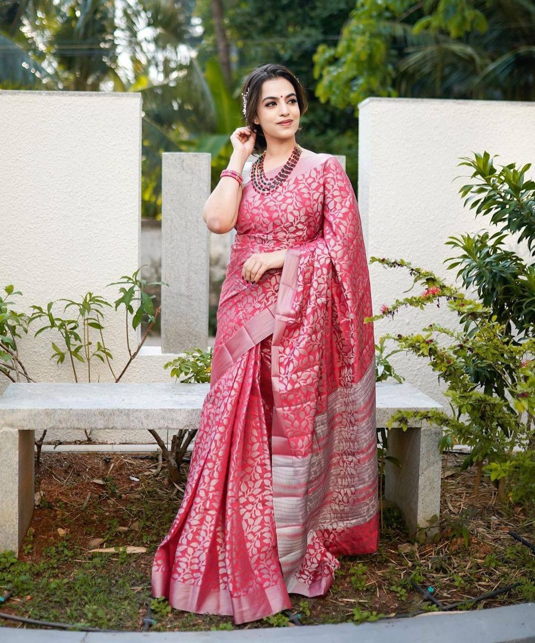 Banarasi Silk Saree – Exquisite Zari Work & Jacquard Weave