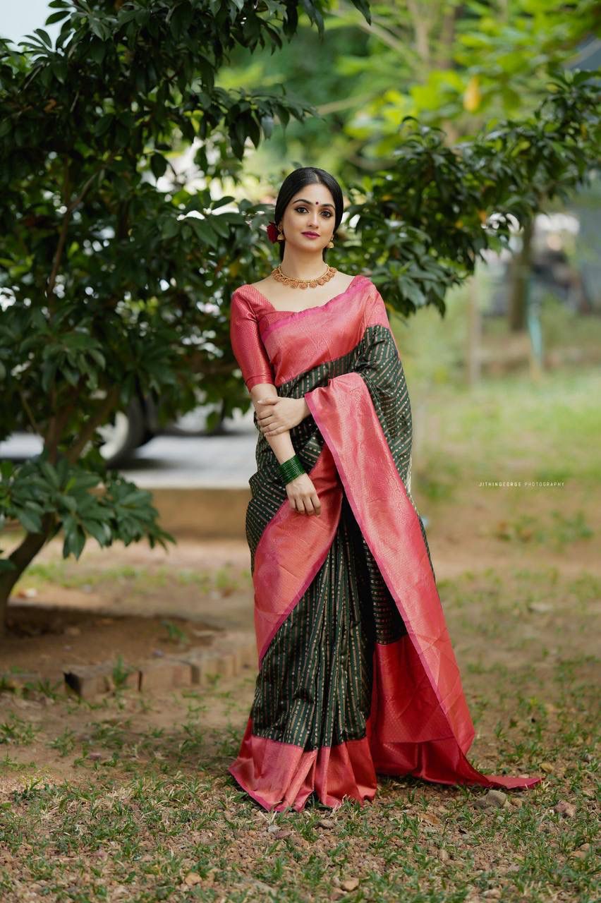 A Saree That Embodies Elegance & Heritage! 🌸