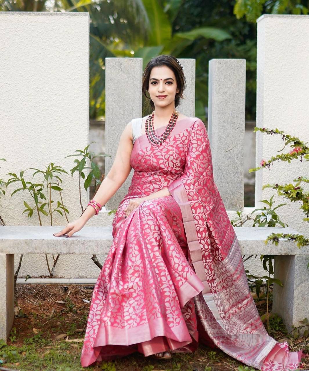 Banarasi Silk Saree – Exquisite Zari Work & Jacquard Weave