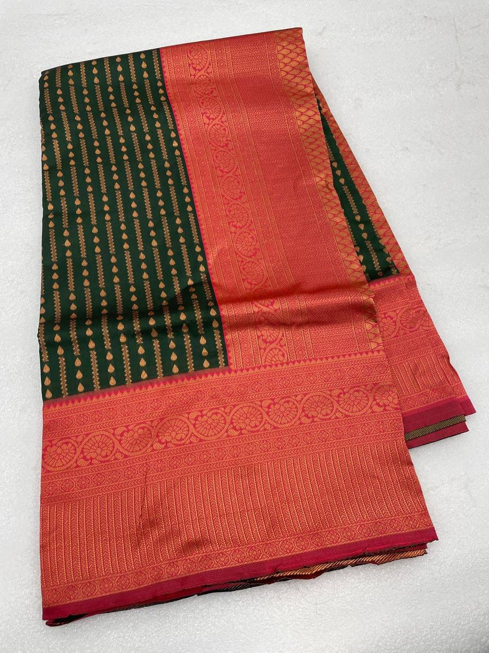 A Saree That Embodies Elegance & Heritage! 🌸