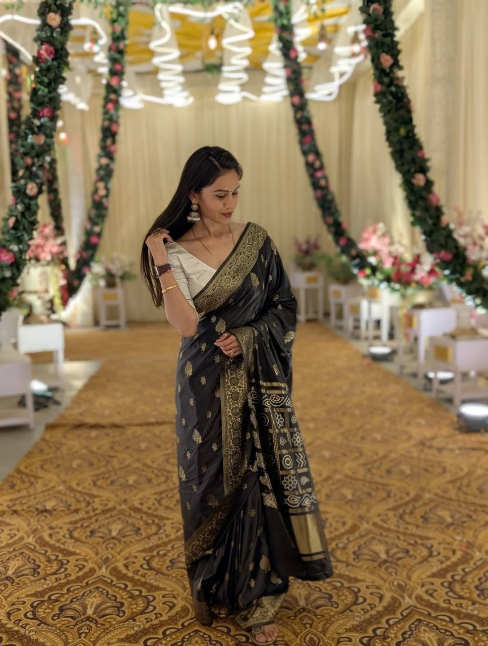 THE BANARASI SOFT SILK SAREE  MADE UP OF SILK THREADS WOVEN USING