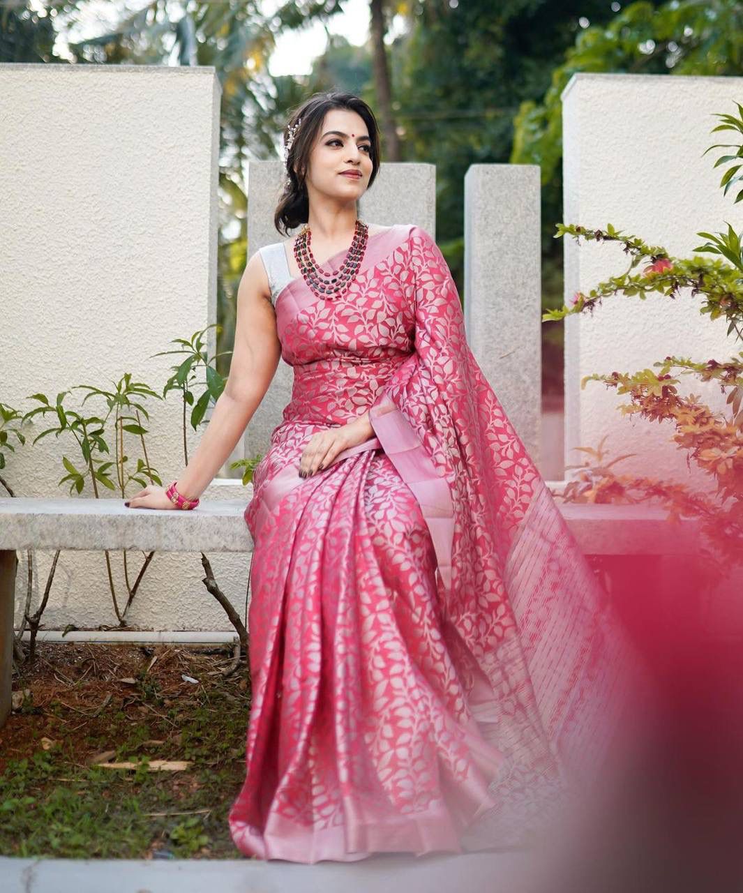 Banarasi Silk Saree – Exquisite Zari Work & Jacquard Weave