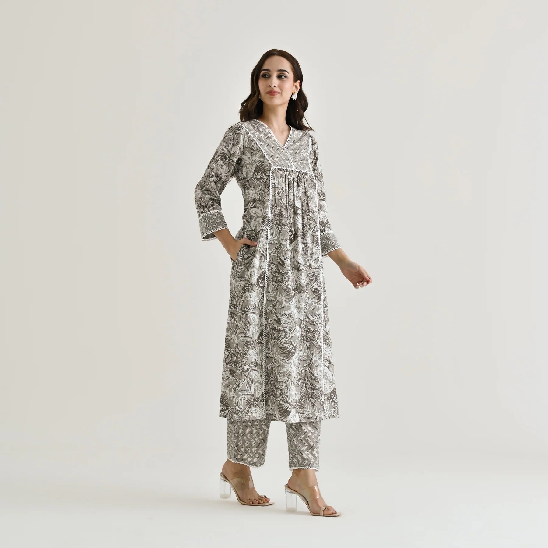 MOTI GREY COLOURED  WOMEN'S  RAYON SLUB  LACE WORK   KURTA WITH PANT SET