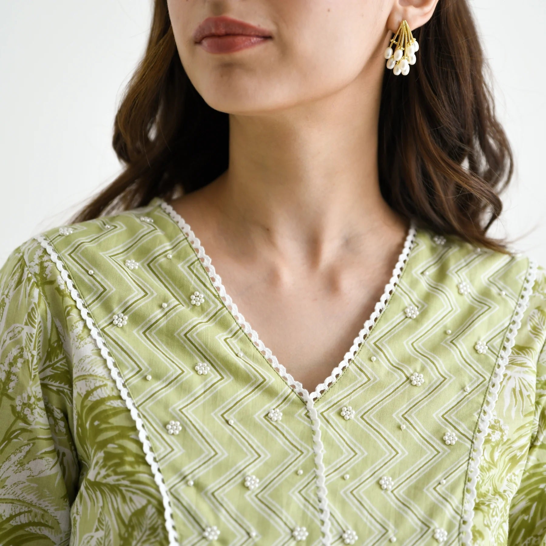 MOTI LEMON GREEN COLOURED  WOMEN'S  RAYON SLUB  LACE WORK   KURTA WITH PANT SET