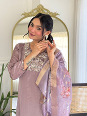 RADHA GREY COLOURED  WOMEN'S VISCOSE CHINNON  KURTA WITH PANT DUPATTA  SET