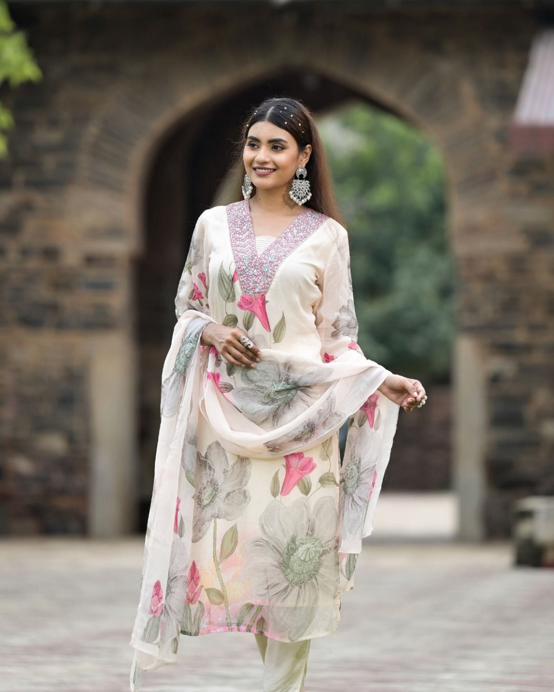 SONIKA WHITE  COLOURED  WOMEN'S GEORGETTE  EMBROIDERED  KURTA WITH PANT DUPATTA  SET