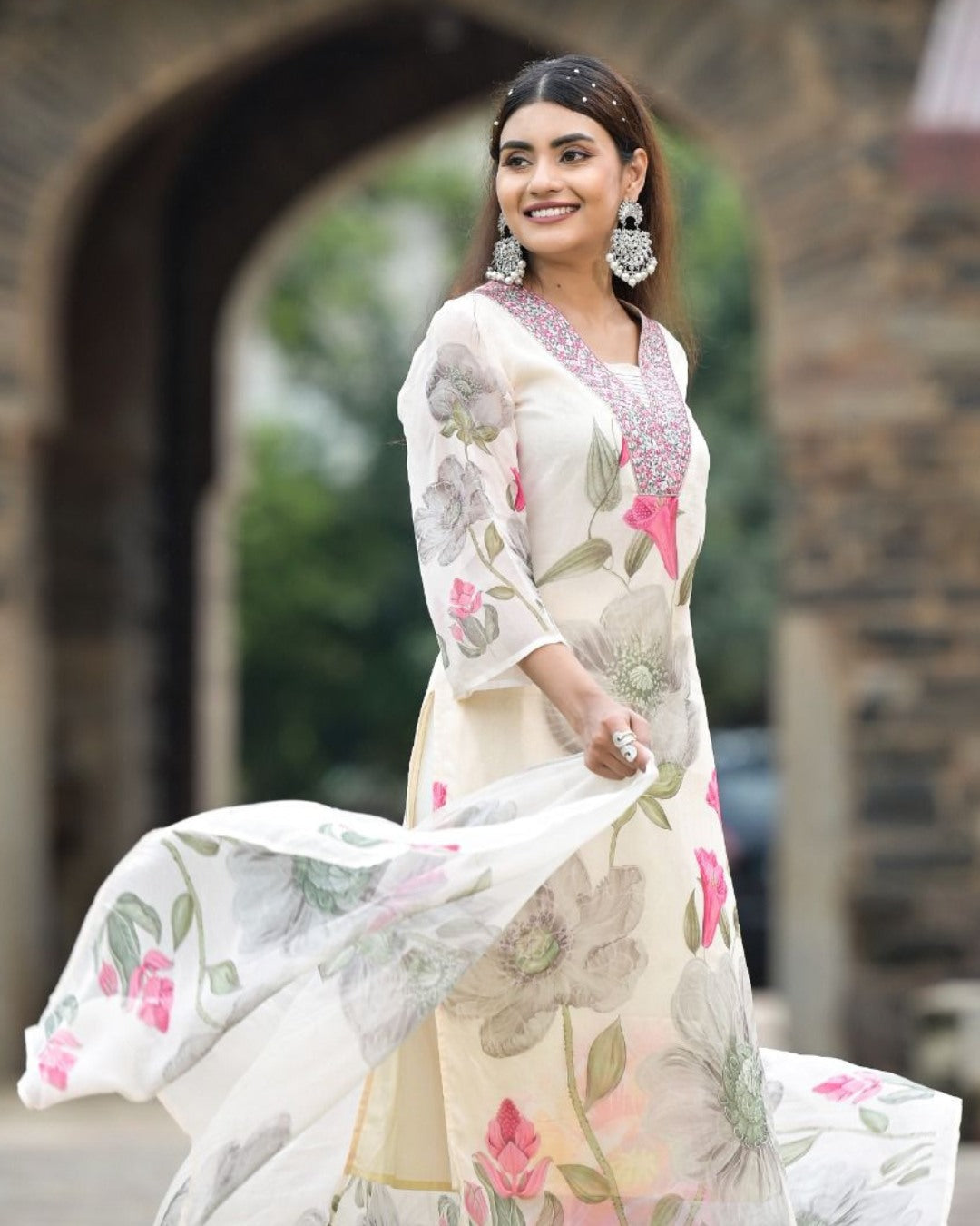 SONIKA WHITE  COLOURED  WOMEN'S GEORGETTE  EMBROIDERED  KURTA WITH PANT DUPATTA  SET