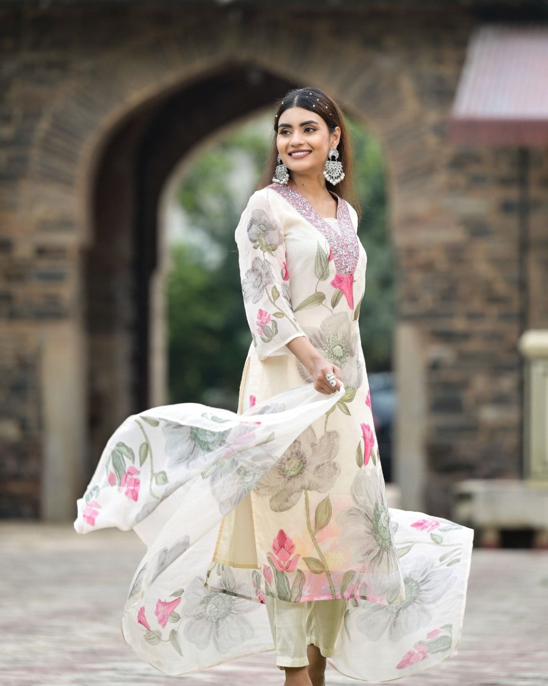 SONIKA WHITE  COLOURED  WOMEN'S GEORGETTE  EMBROIDERED  KURTA WITH PANT DUPATTA  SET