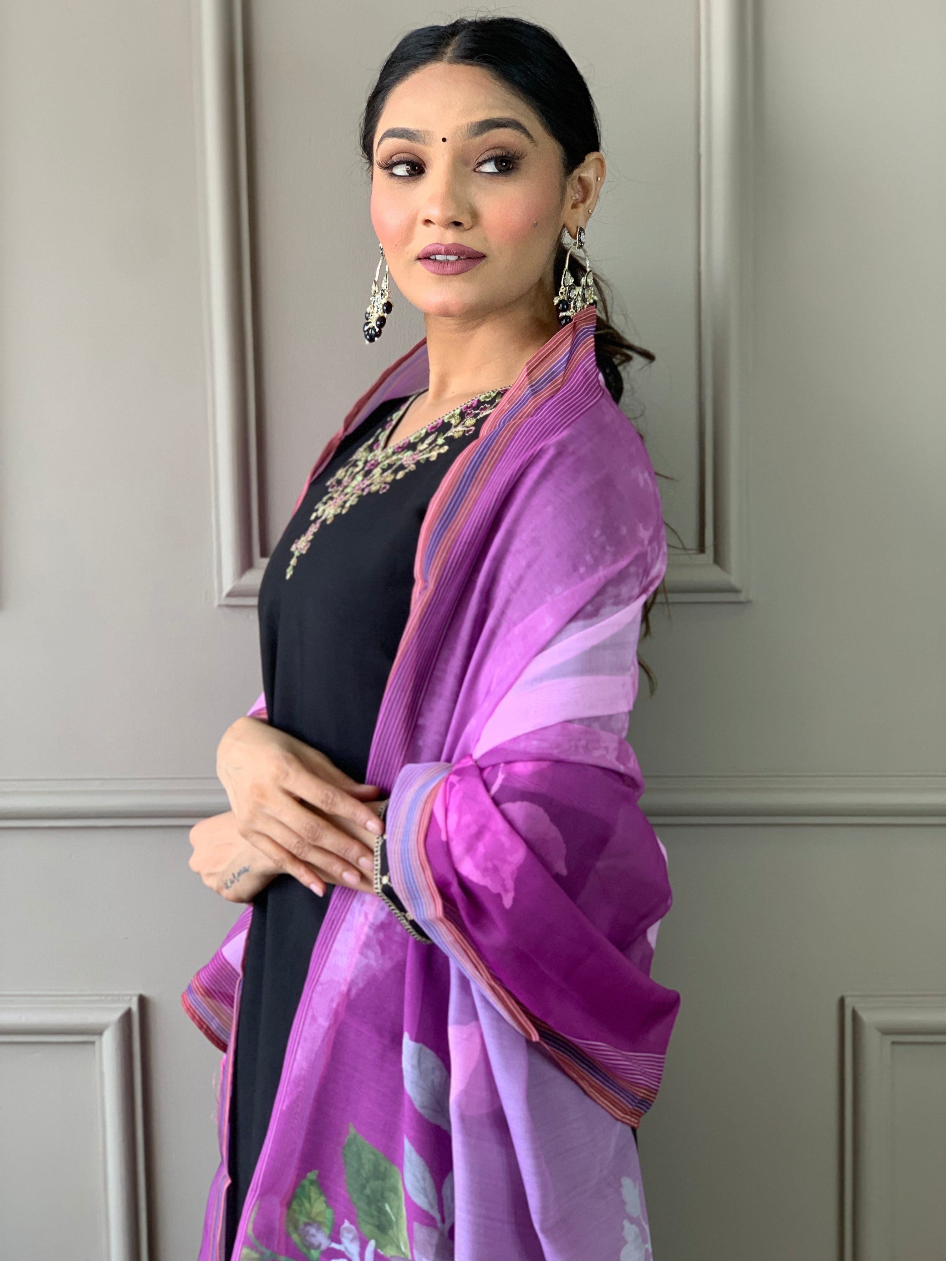 BLACK  COLOURED  WOMEN'S VISCOSE CHANDERI  EMBROIDERED  KURTA WITH PANT DUPATTA SET