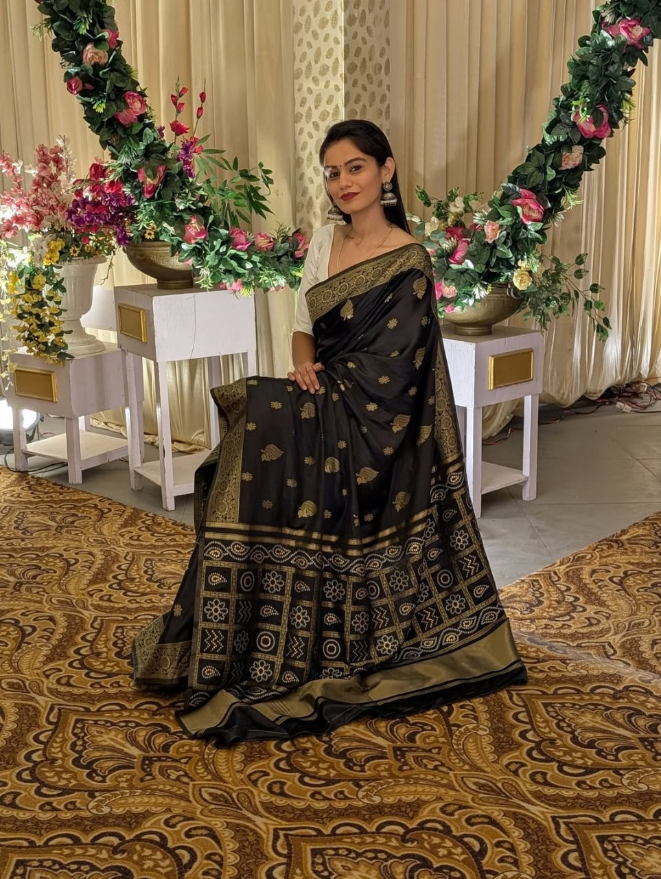 THE BANARASI SOFT SILK SAREE  MADE UP OF SILK THREADS WOVEN USING
