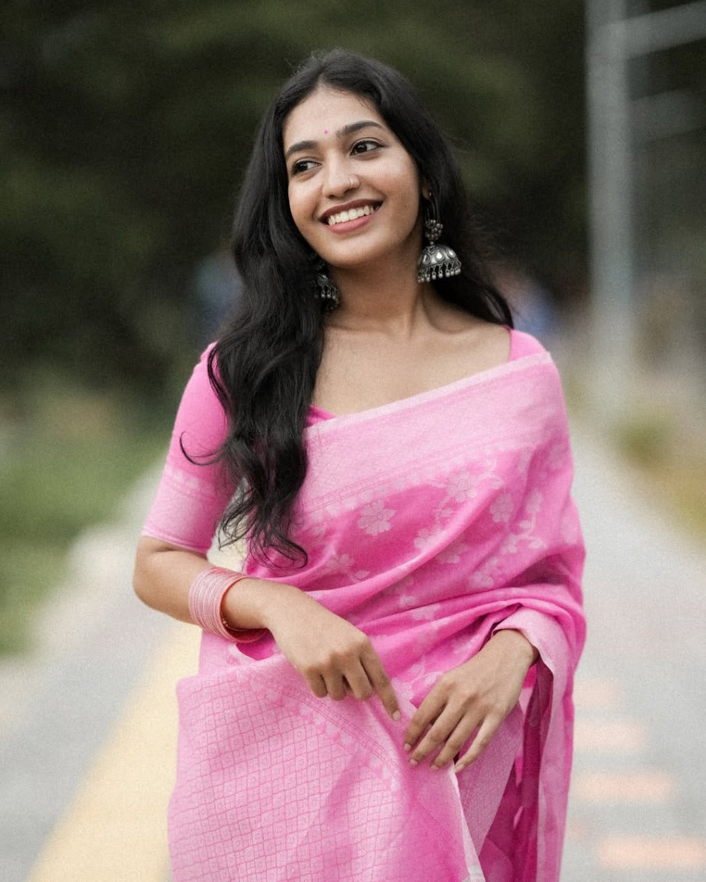 THE BANARASI SOFT SILK SAREE  MADE UP OF SILK THREADS WOVEN USING