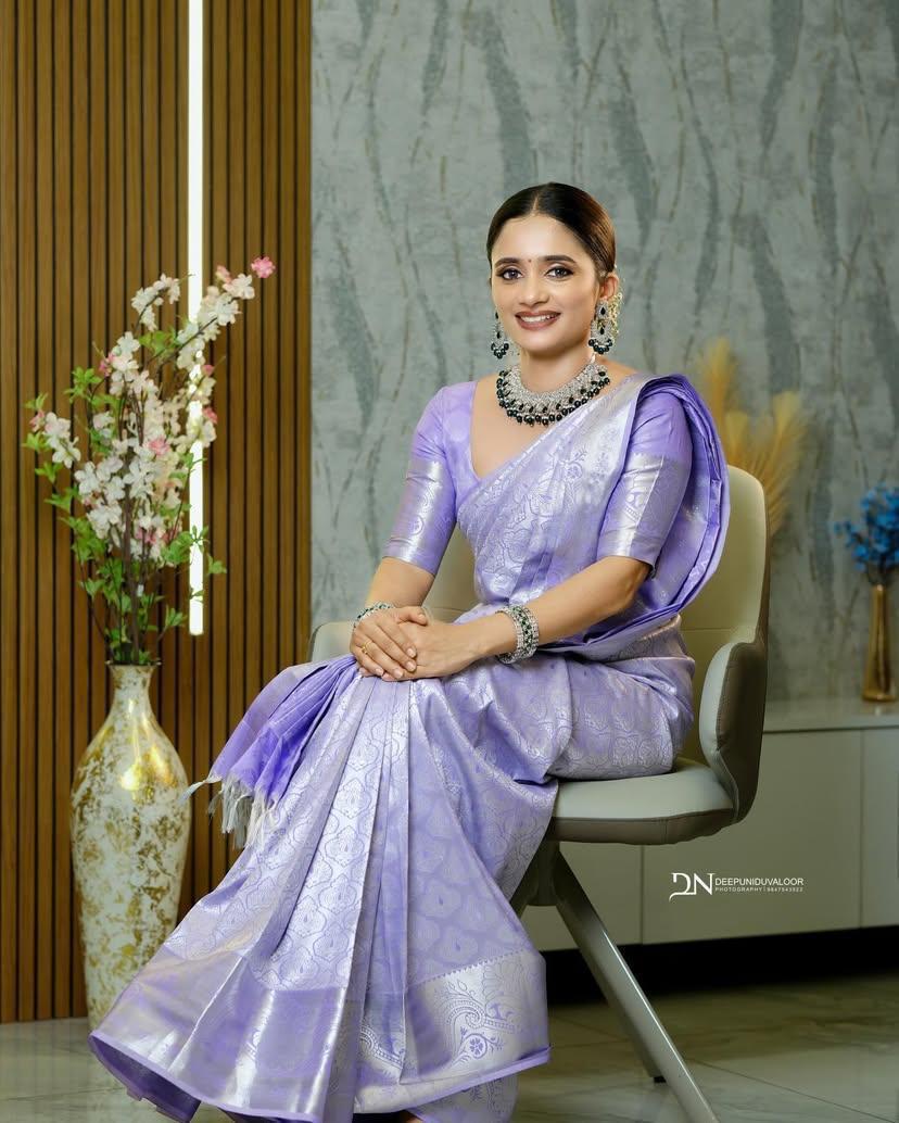 THE BANARASI SOFT SILK SAREE  MADE UP OF SILK THREADS WOVEN USING