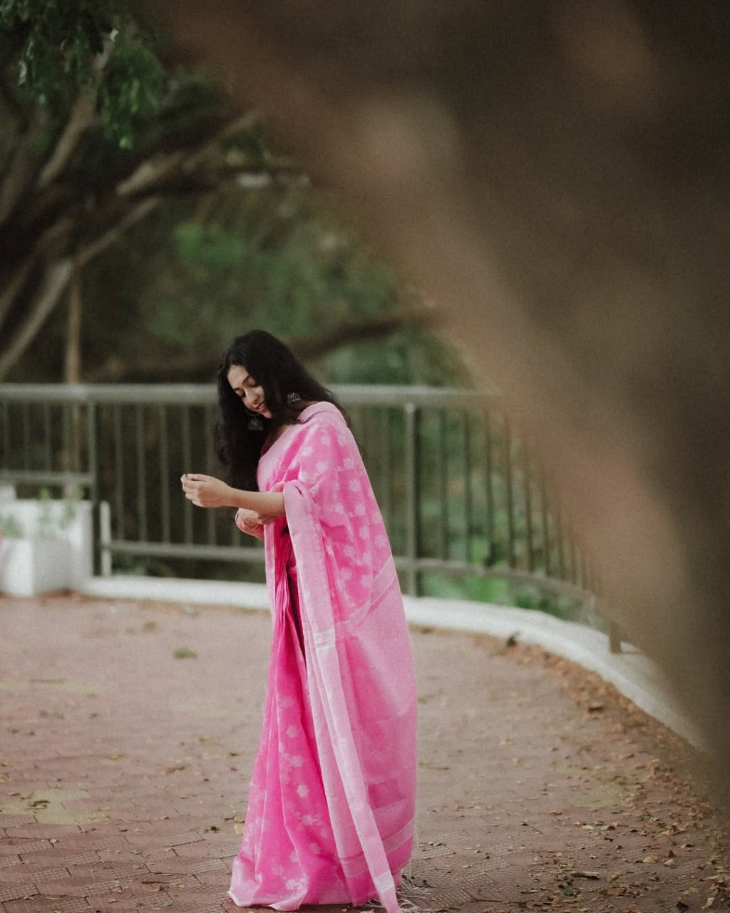 THE BANARASI SOFT SILK SAREE  MADE UP OF SILK THREADS WOVEN USING