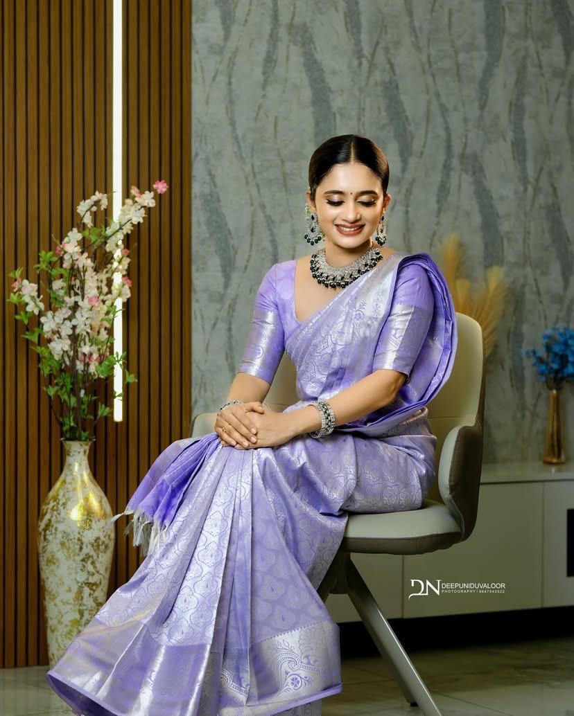 THE BANARASI SOFT SILK SAREE  MADE UP OF SILK THREADS WOVEN USING
